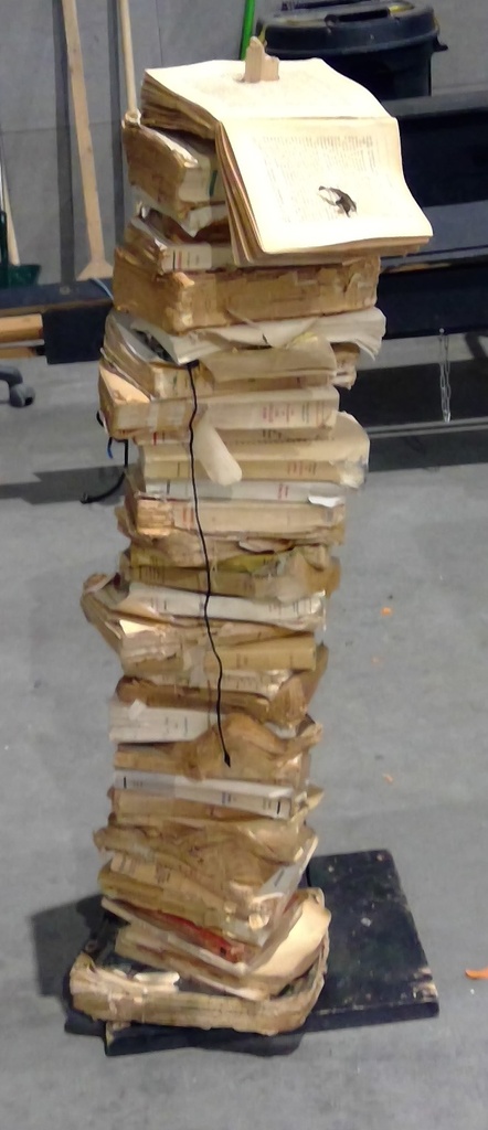 (MONTREUIL) Colonne de livres