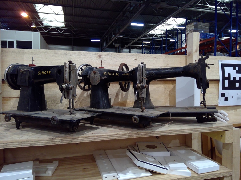 (MONTREUIL) Machine à coudre SINGER