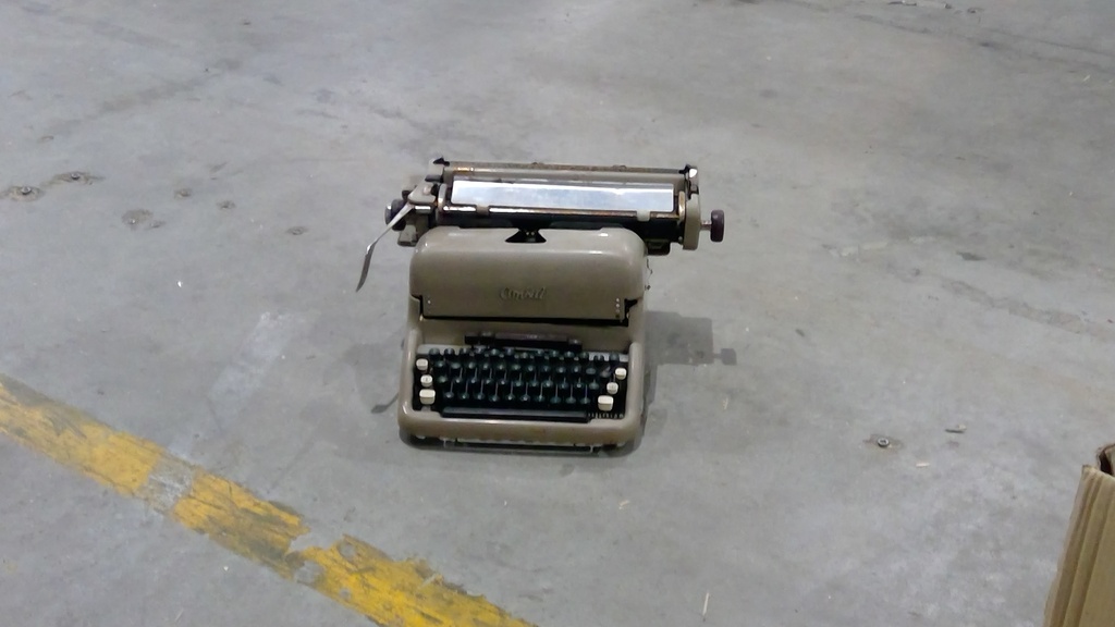 (MONTREUIL) Machine à écrire