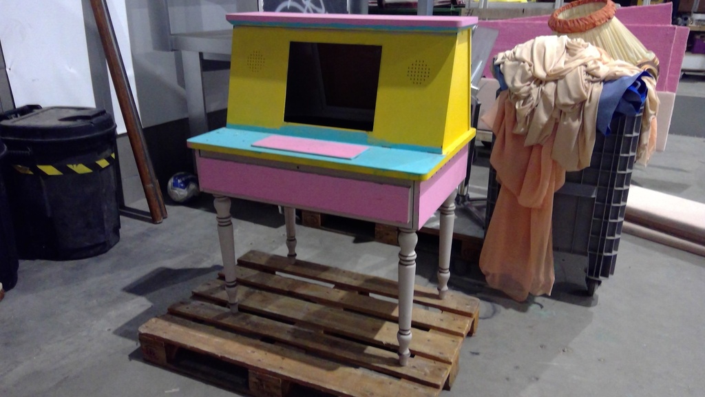 (MONTREUIL) Bureau bois coloré