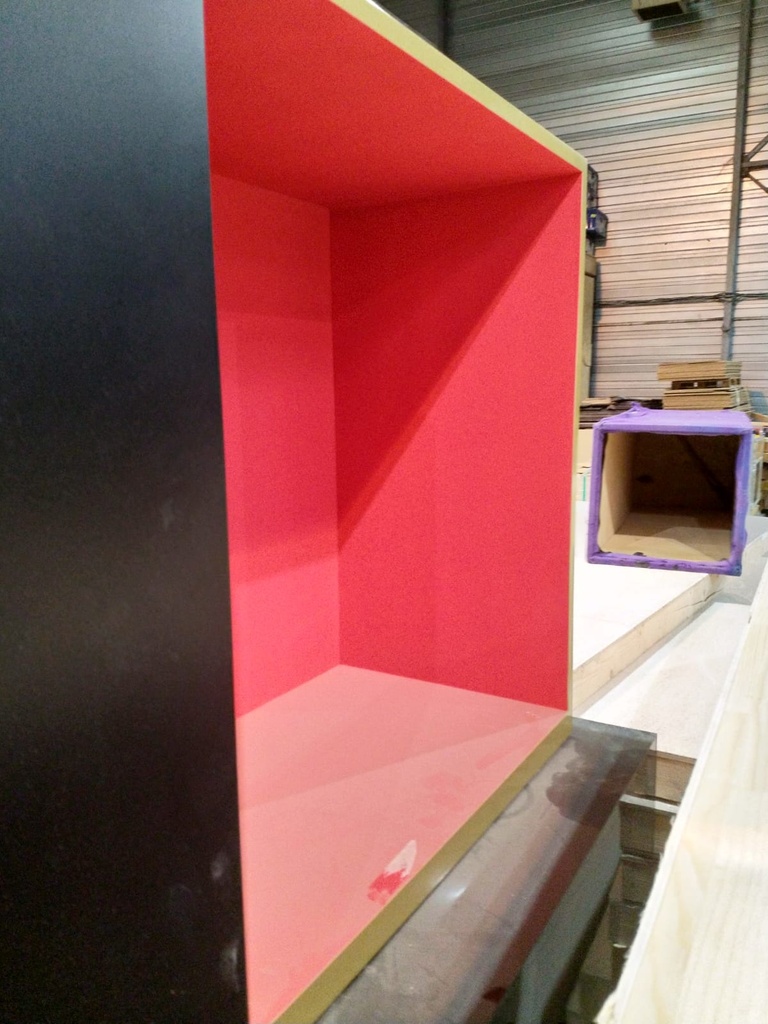 (MONTREUIL) Socle MDF noir/rouge