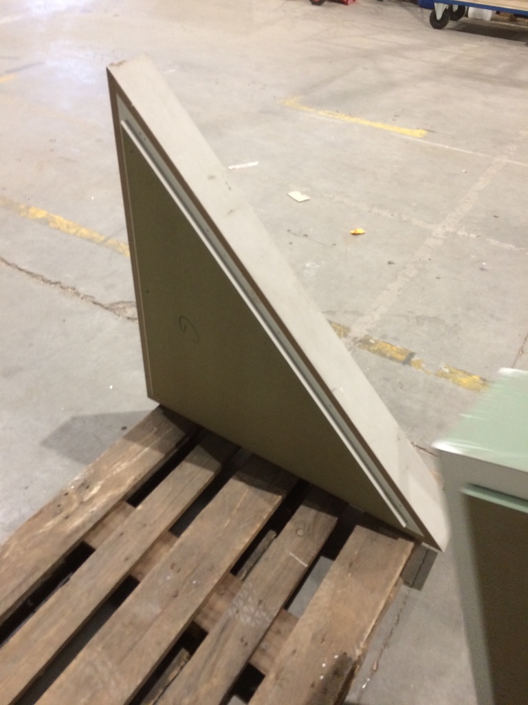 (MONTREUIL) Socle triangle bois 10€