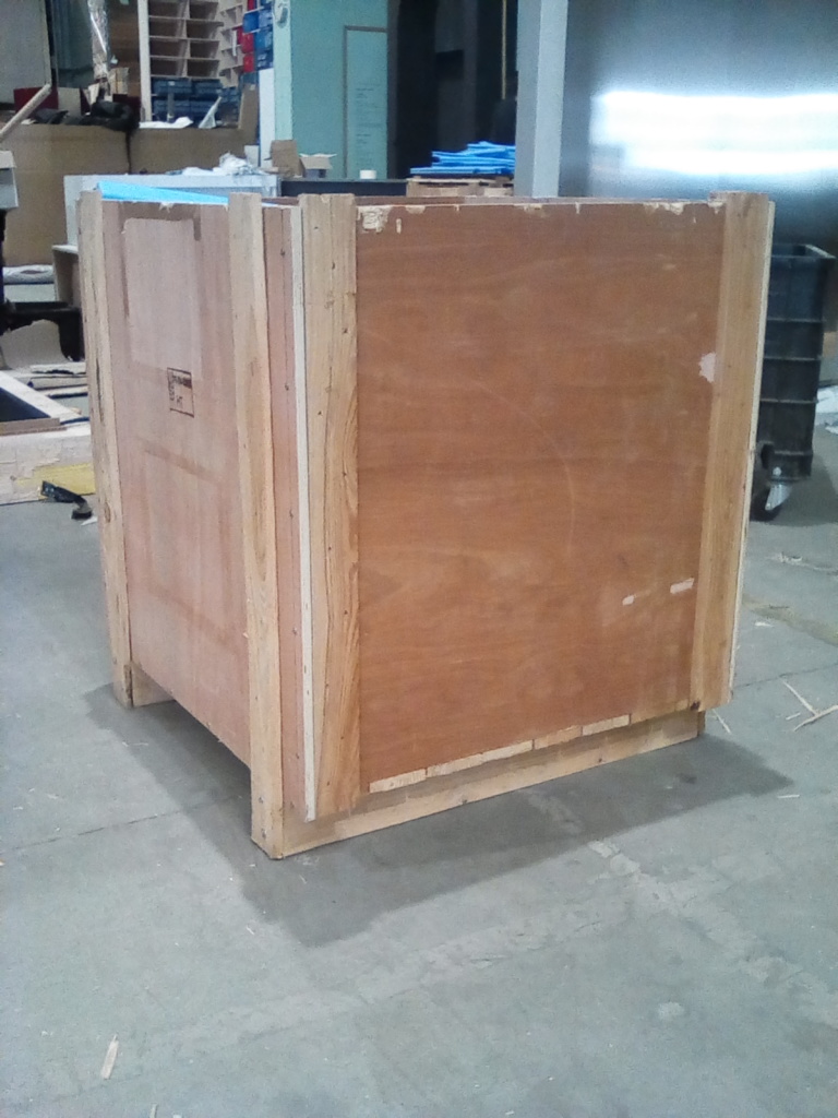 (MONTREUIL) Caisse bois Voyage
